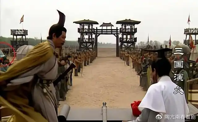 三国演义中穿帮的镜头烟头茶杯路人甲入镜还有汽车乱入