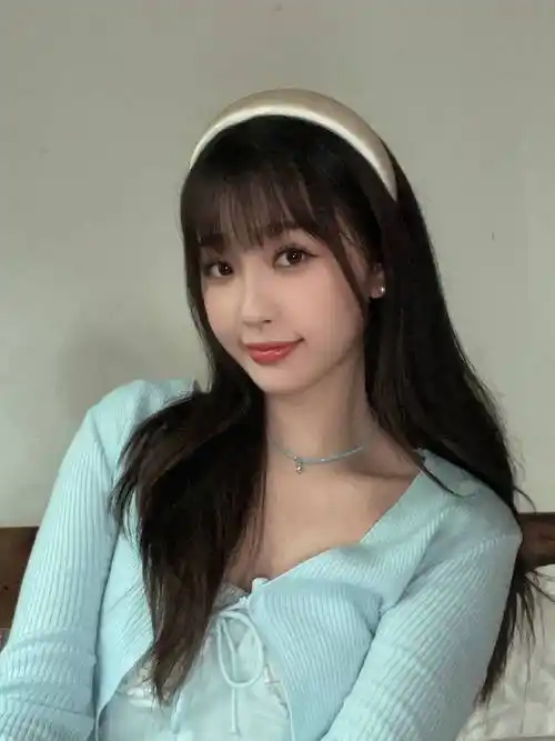 虞书欣戴白色发箍宛如公主对镜甜笑比耶好可爱