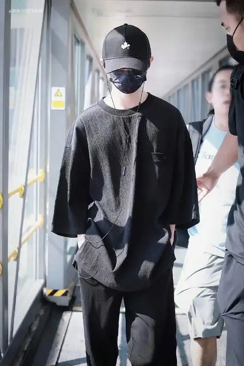 马嘉祺#机场路透96马嘉祺身穿一身黑出发去西安明天节目录制顺肋构