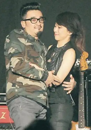 50岁的林忆莲为什么要嫁给比她小11岁的丈夫?她老公是什么身份?