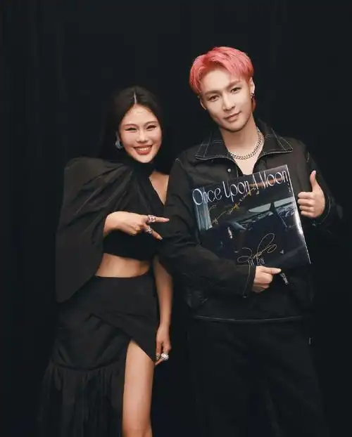 221202 | tiarayray ins更新张艺兴合照一则393830373034