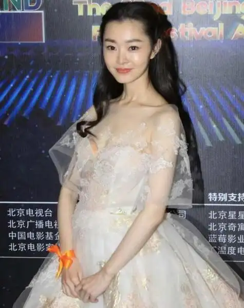 这一点在看过宋轶的晚礼服照片后大家肯定深有体会