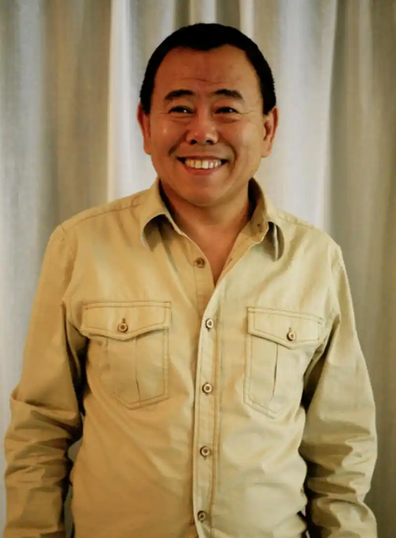 1996年,39岁的潘长江终于从小剧场走到了春晚舞台.