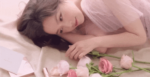 汤唯穿深v薄纱裙酥胸圆润吸睛 手拿玫瑰浅笑超迷人