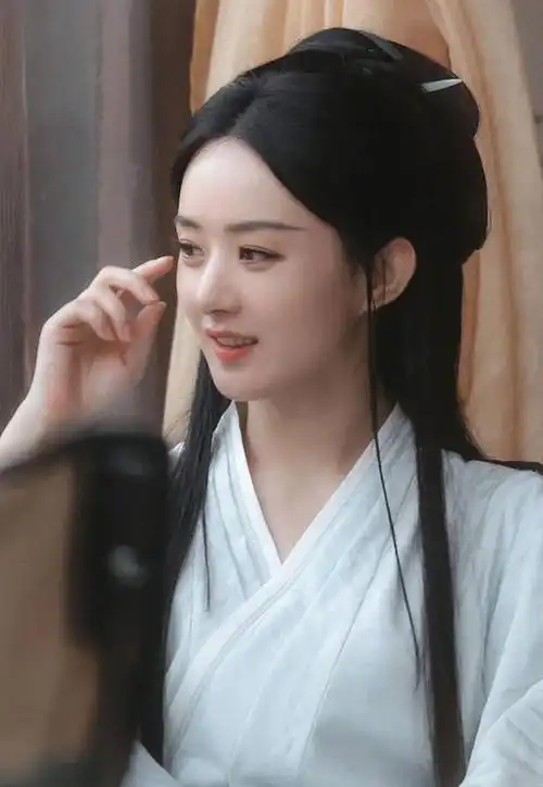 赵丽颖青衫古装造型素雅清新比耶捧脸少女感十足