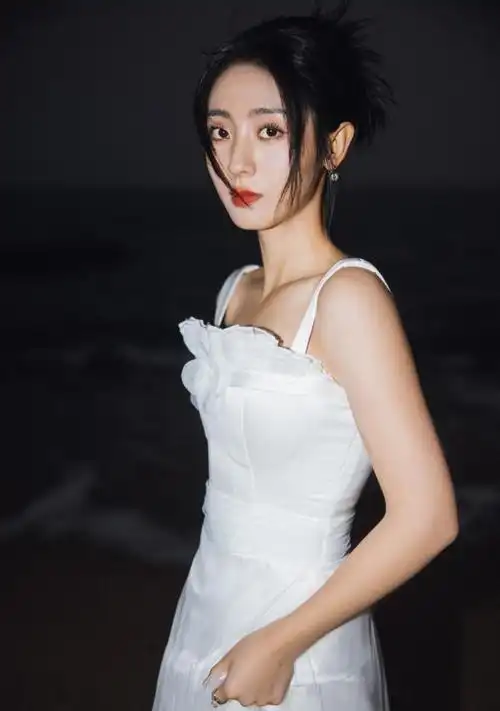 邢菲出席金鸡奖闭幕式,穿小白裙如仙女下凡,157的身高比例真好