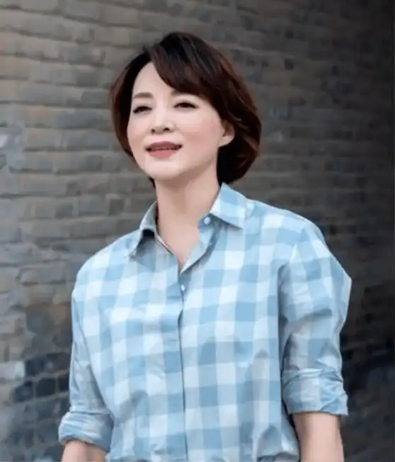 原创董卿现身中学课堂讲课,拿书本略显紧张,表情好可爱