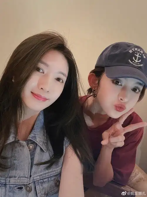 闺蜜情深古力娜扎晒与江疏影合影二人对镜微笑画面养眼