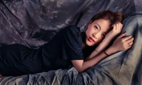 李嘉格新写真性感冷艳 发新专辑自爆创作怪癖