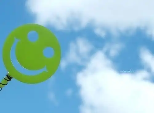 意境好看的图片:时间会从指缝中流走 所以要笑对生活