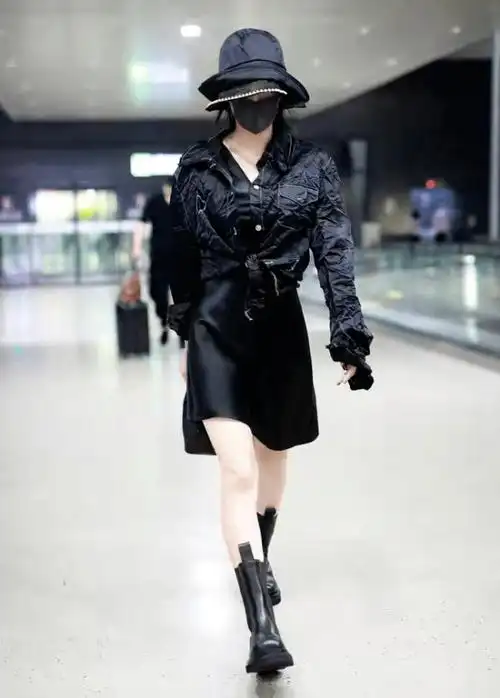 像这样显腿型的,紧贴腿部的靴子,一般人挤不进,但是张馨予她却凹出最