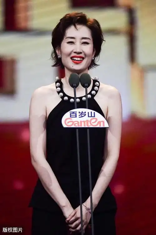 44岁刘敏涛好敢穿黑色肚兜裙秀身材精致美背太吸睛