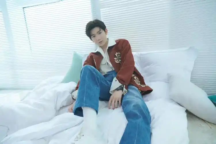 王源小白鞋白袜