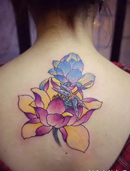 后背莲花蜻蜓彩绘纹身图案