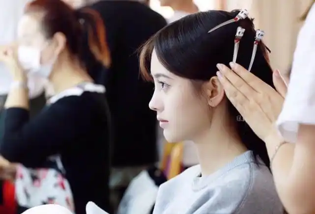 鞠婧祎晒素颜侧脸照, 睫毛长,很好看!_网易订阅