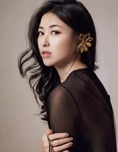 出身高贵,有别于千篇一律的美女的朱珠为何8次入选全球百美面孔_恋情