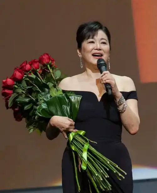 64岁林青霞近照曝光,满脸皱纹仍"美上天",网友:不愧是女神