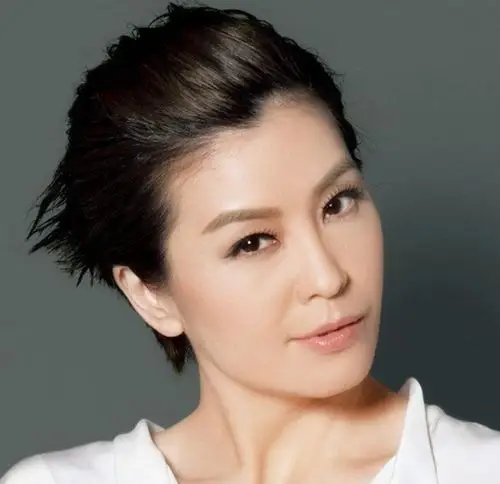 她就是伍咏薇,1969年出生在香港.