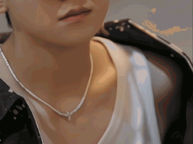 王源扎染套装墨镜大片有,我想看一下里面的白色老头衫和源哥的锁骨