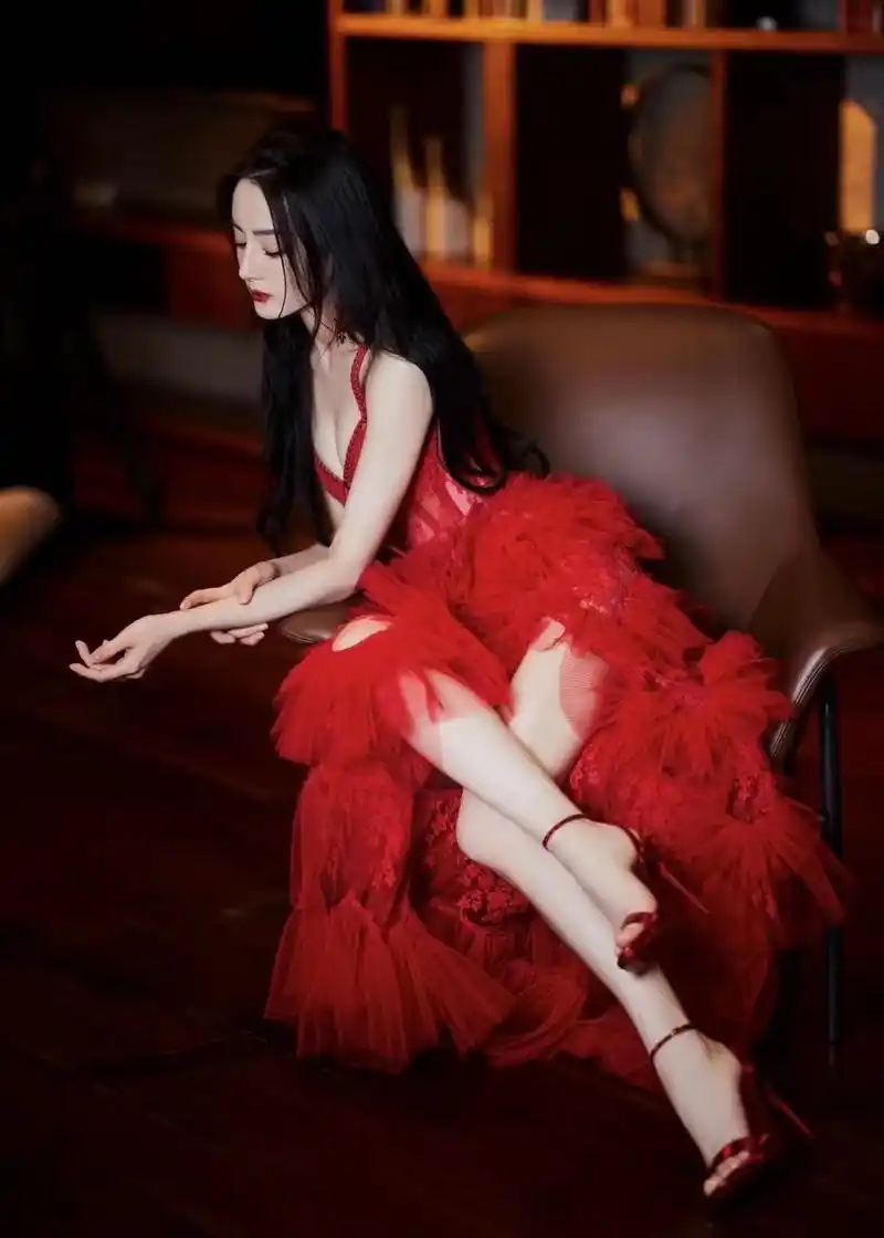 迪丽热巴身着红色长裙02展现复古气质