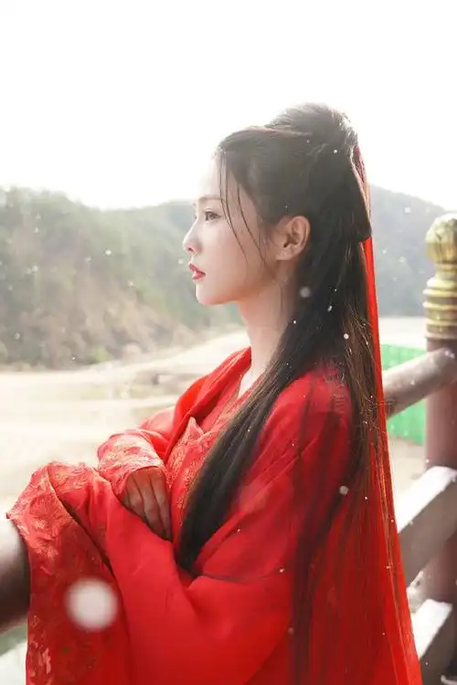 红衣古装美女