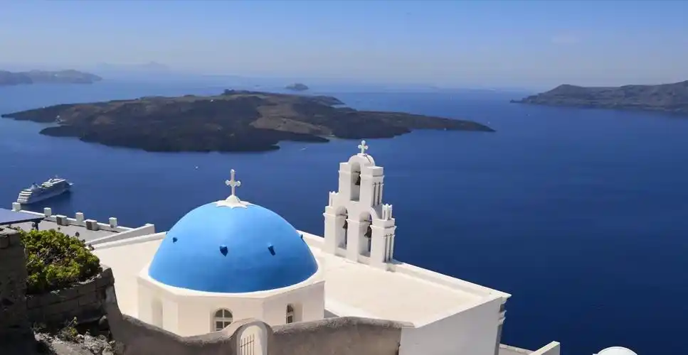 外山顶上的美国《国家地理》杂志封面圣托尼里的标准性建筑-蓝顶教堂