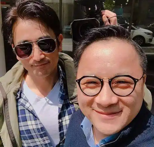 52岁车仁表近照曝光,发量感人身材还有肌肉,15岁养女比董洁还美_状态