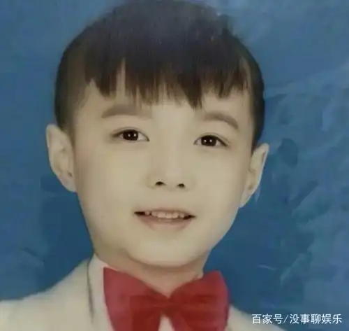 男明星的童年照片不同样,网友:蔡徐坤还是一样的帅气有型!