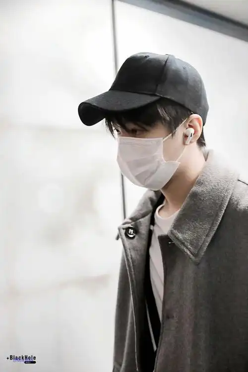 王俊凯超话存档下2023年今日的第一个大衣机场.