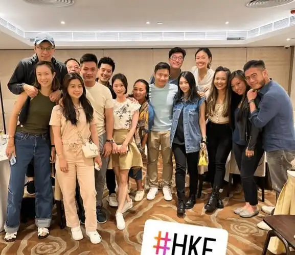 霍启仁带女友参加聚会,女方身材高瘦挺拔,合照时霍启仁站凳子上_感情