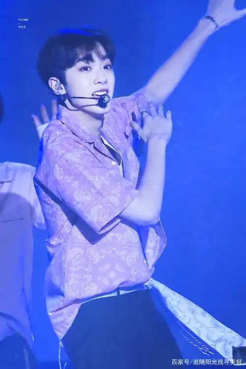 舞台上的赖冠霖