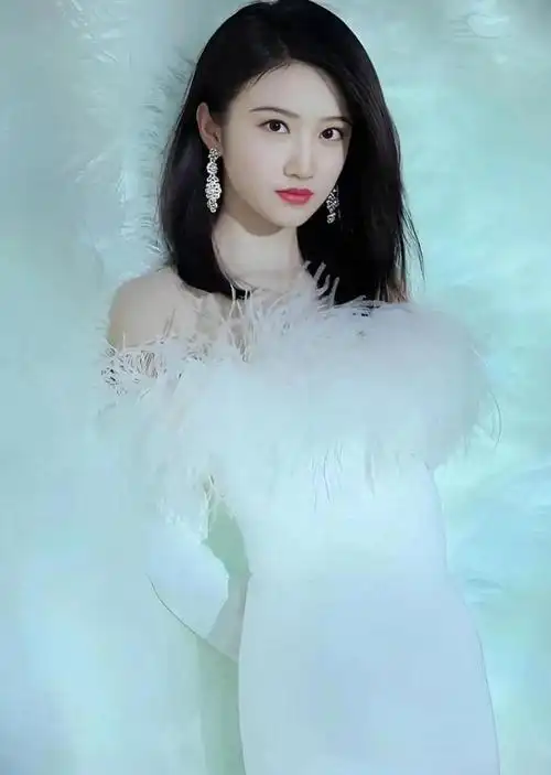 景甜大胆形象转变:挑战观众审美底线,引发争议热议|娱乐圈|女演员