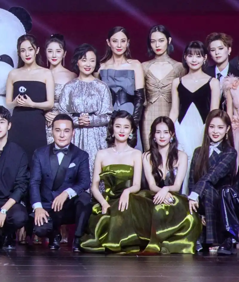 30多位明星大合影杨幂马伊P咖位高细节能看出艺人交际能力