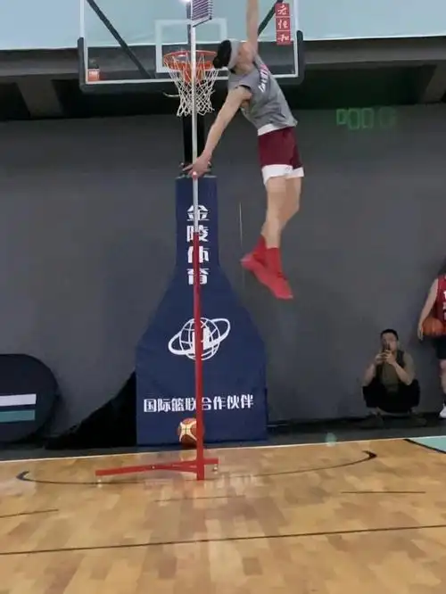 陈登星作为民间扣篮王,经常在网上发出他的精彩扣篮,身高仅有1.