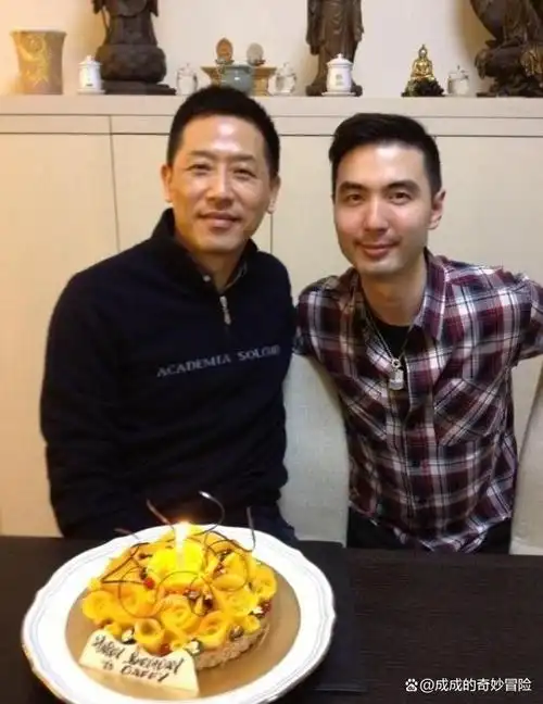 他们一家人每年都会为唐鹤德庆祝生日,这张照片就是生日当天拍摄的