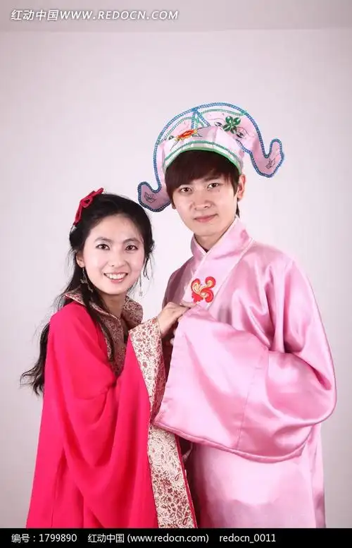 古装情侣男女合影