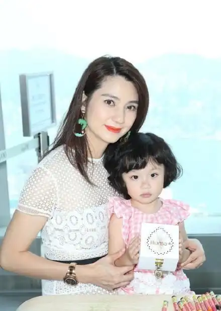 同是47岁的黎姿,袁咏仪和洪欣,气质差距尴尬,幸不幸福一眼看出