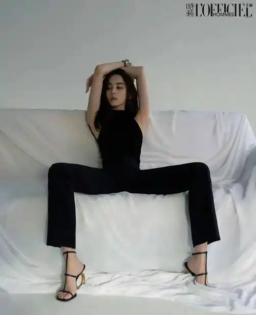 古力娜扎时尚男装四月封面超时尚红裙秀美腿,闪耀时尚,时尚迷人_白色