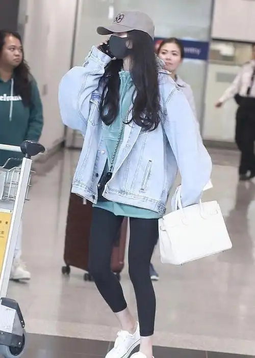 杨幂机场造型真惊艳实力演绎早春穿搭这腿是真是存在的吗