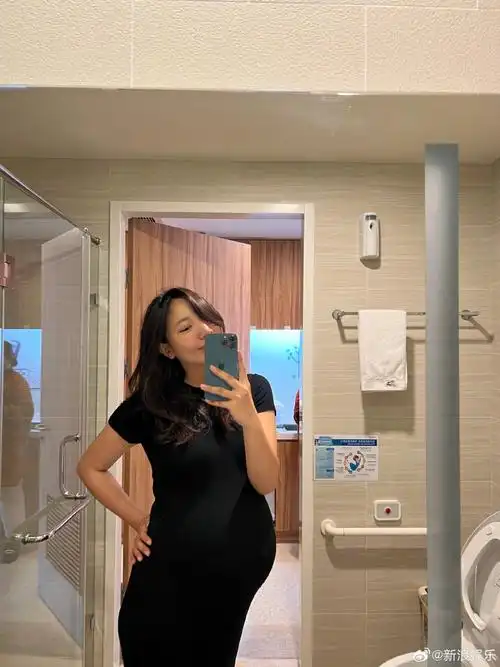 老婆张婉婷@姑娘不是个姑娘发博晒出多张孕肚照,称已入院待产二胎,"哭