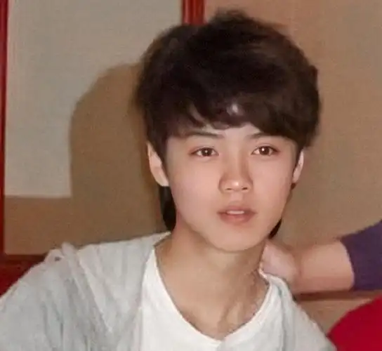 鹿晗早期旧照流出,看清无精修时的颜值,有无动过刀很显然