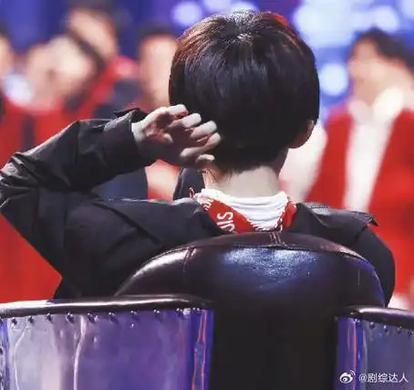 易烊千玺的后脑勺看起来很好rua