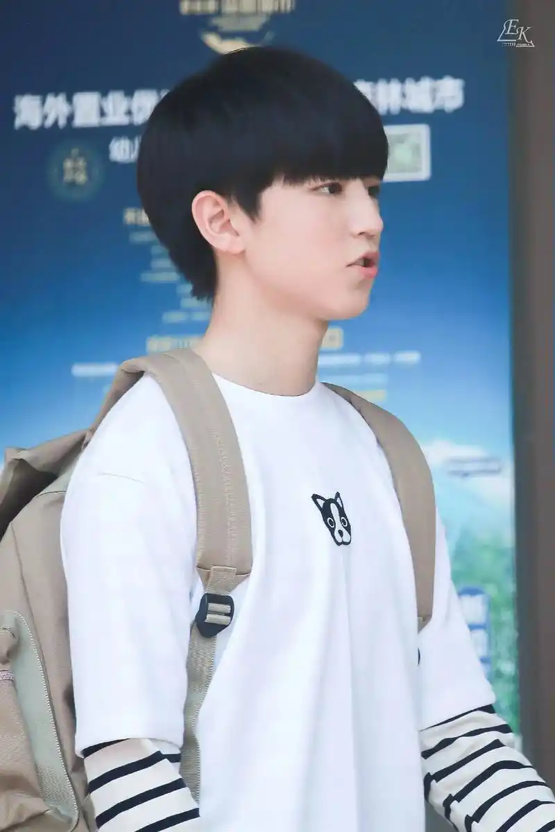 侧脸真的是从小到大都很优越#王俊凯让人心动的n个瞬间 #宝藏 - 抖音