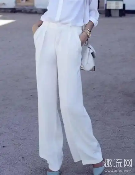 如果是白色裤子,上衣颜色的鞋子于当天穿的裤子颜色又不协调,建议穿