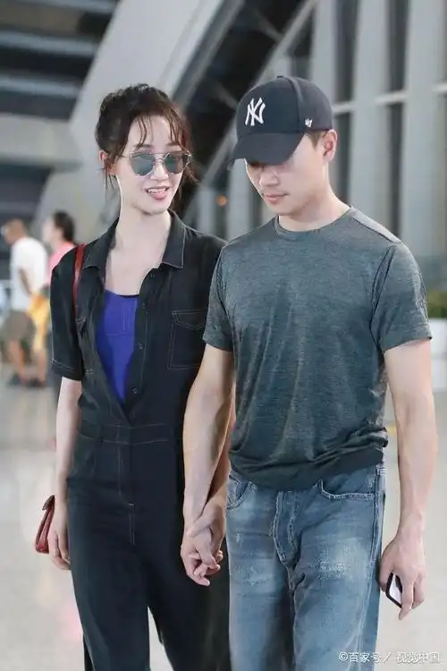 蓝盈莹和男友曹俊现身机场全程亲密十指相扣狂撒狗粮
