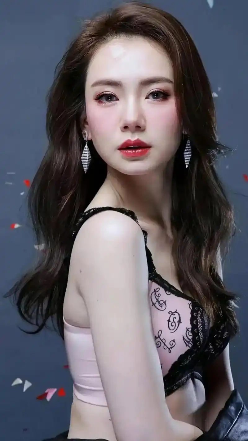 宝妈戚薇晒美照:蕾丝内衣配黑色外套,身材完美肚子无赘肉引热议