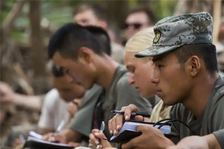 中澳美军人联合训练野外生存技能:分食鳄鱼(组图)(14/18)