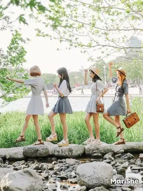 姐妹4个人出去玩的时候而照片 就是用来记录下与姐妹们的每