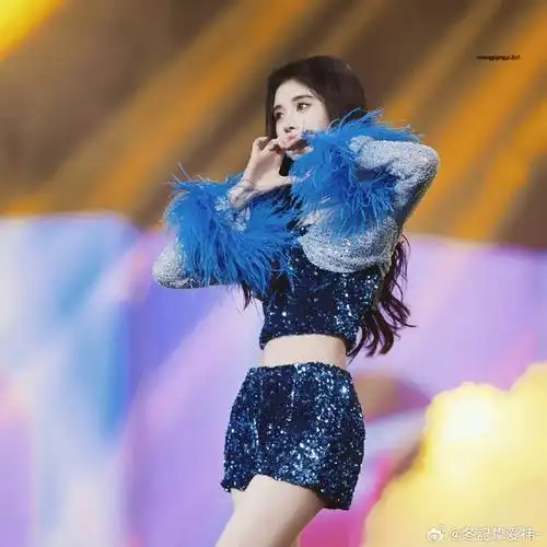 但我懂她的温柔 握住白色话筒,穿着蓝色纱裙,她是光"    @鞠婧祎