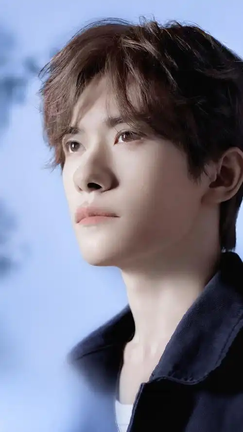 易烊千玺飘雪侧颜##易烊千玺阿玛尼美妆全球品牌代言